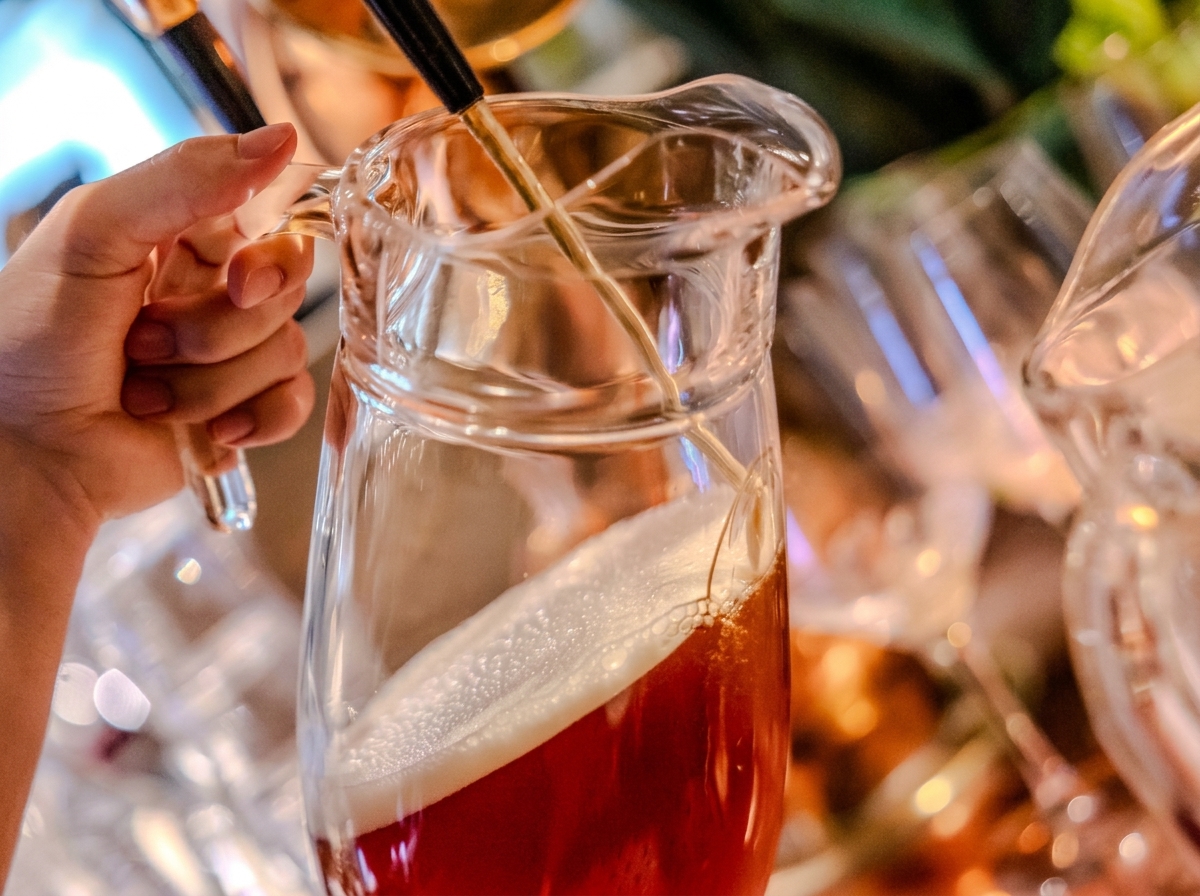 Una caraffa di birra ambrata da condividere a tavola