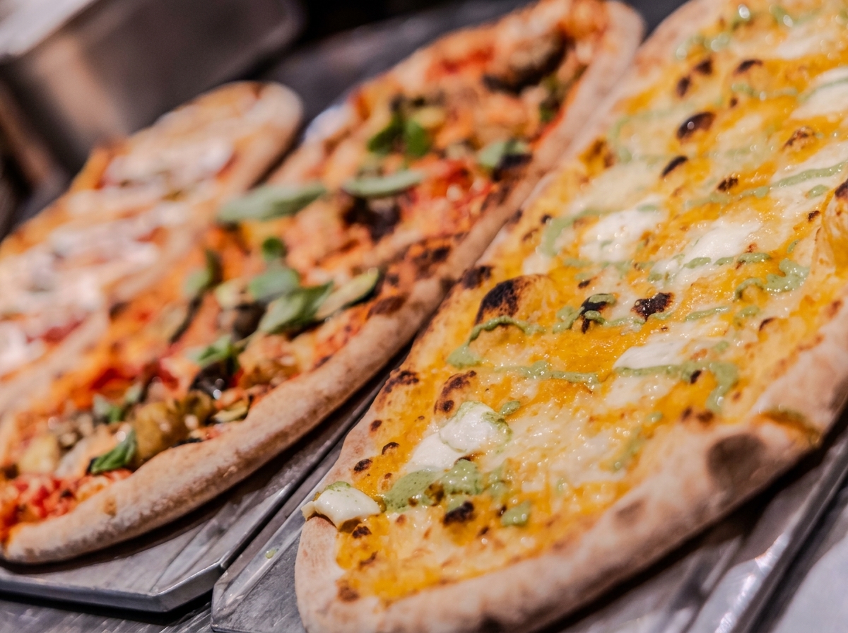 Pizze appena sfornate con farciture diverse